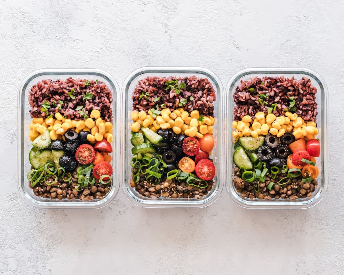 Pudełko meal prep: kurczak, ryż i warzywa