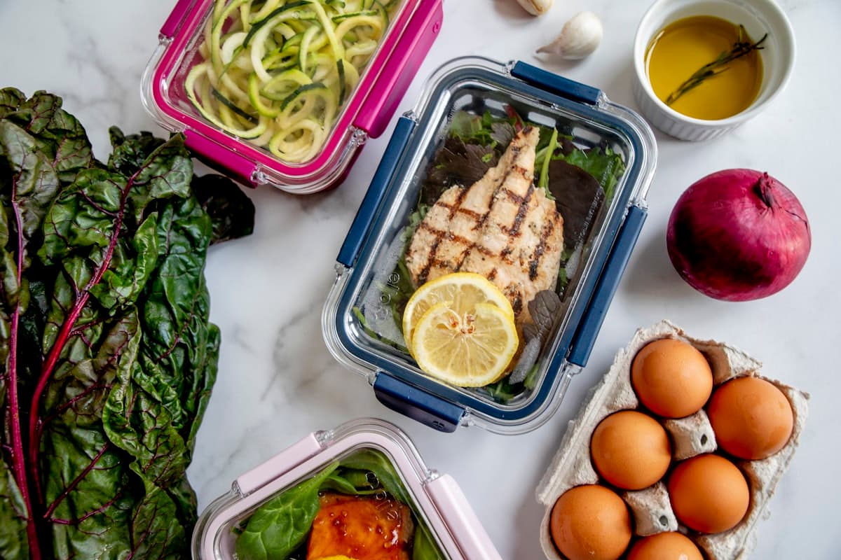 Domowe pudełka meal prep na blacie